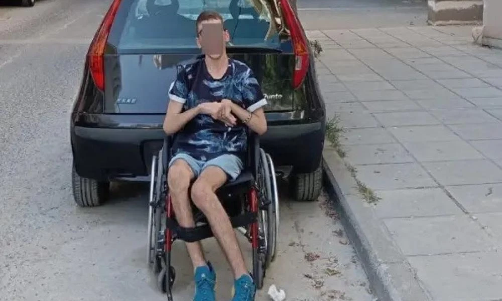 Ασυνείδητος οδηγός στη Λάρισα πάρκαρε σε θέση ΑμεΑ για δύο μέρες - Η φωτογραφία αγανακτισμένου συγγενή